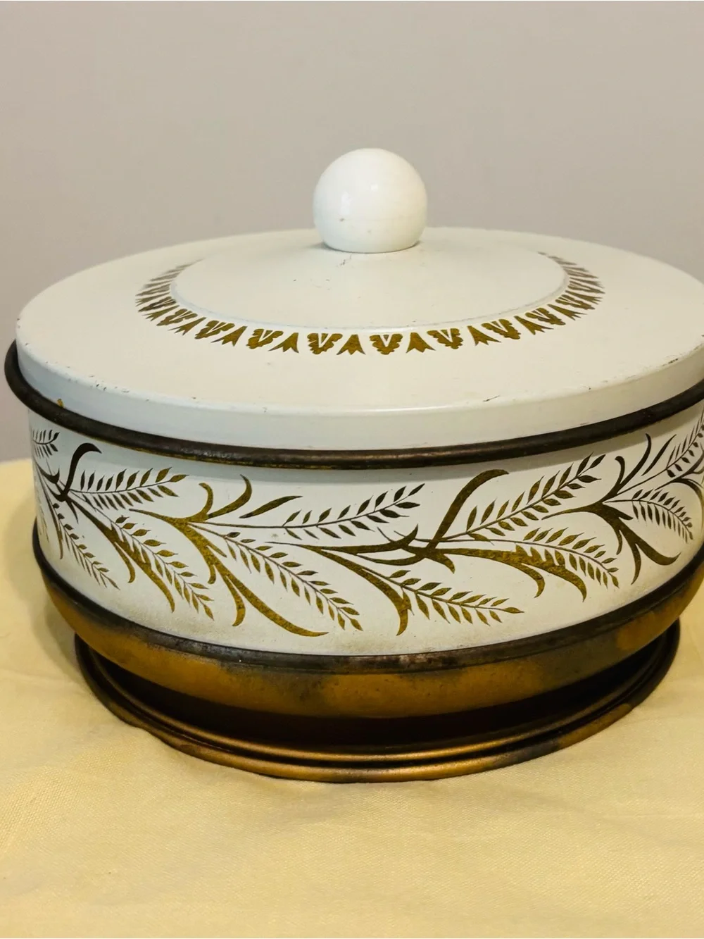 MCM Guildcraft of New York USA  50/60s Vintage Cookie Tin 7.5” Diameter 4” Tall